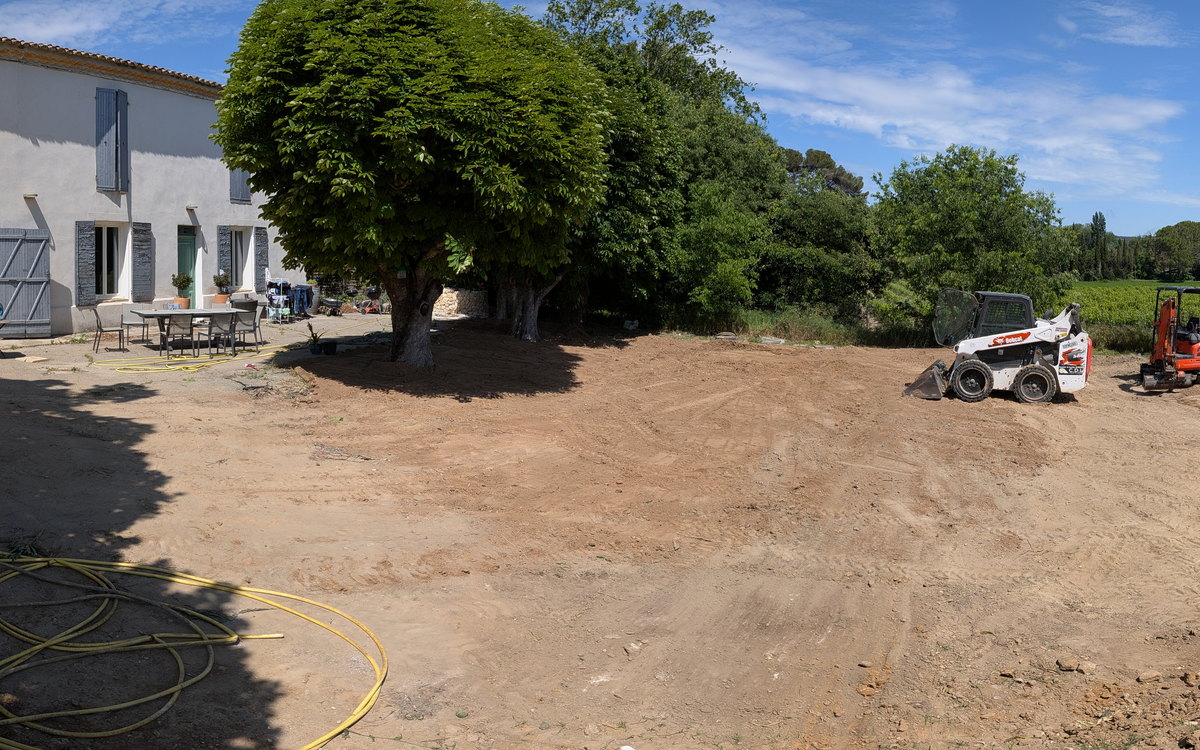 Terrassement du terrain à la chargeuse compacte devant le mas