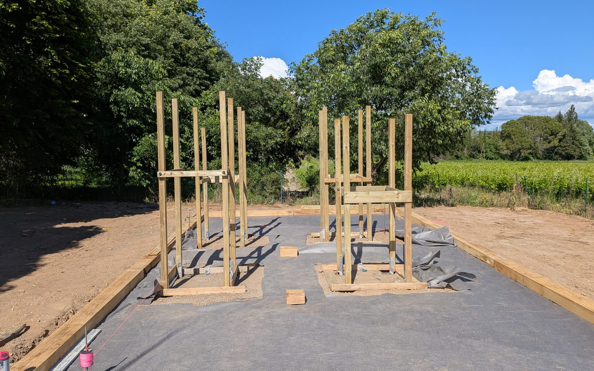 Ossature bois de la structure de jeu montée sur plots