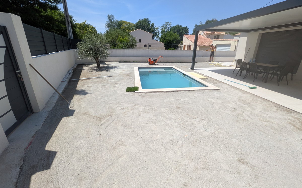 Le tour de piscine avant pose : support décaissé et compacté